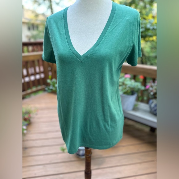 NWT J. Crew Medium Supima Cotton Lightweight V-Neck Short Sleeve Shirt Green - Picture 2 of 5